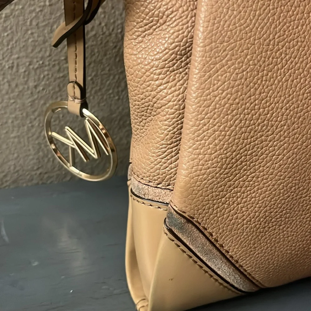 Michael Kors Nicole Triple Compartment Crossbody Bag, Beige Leather Gold Har EUC